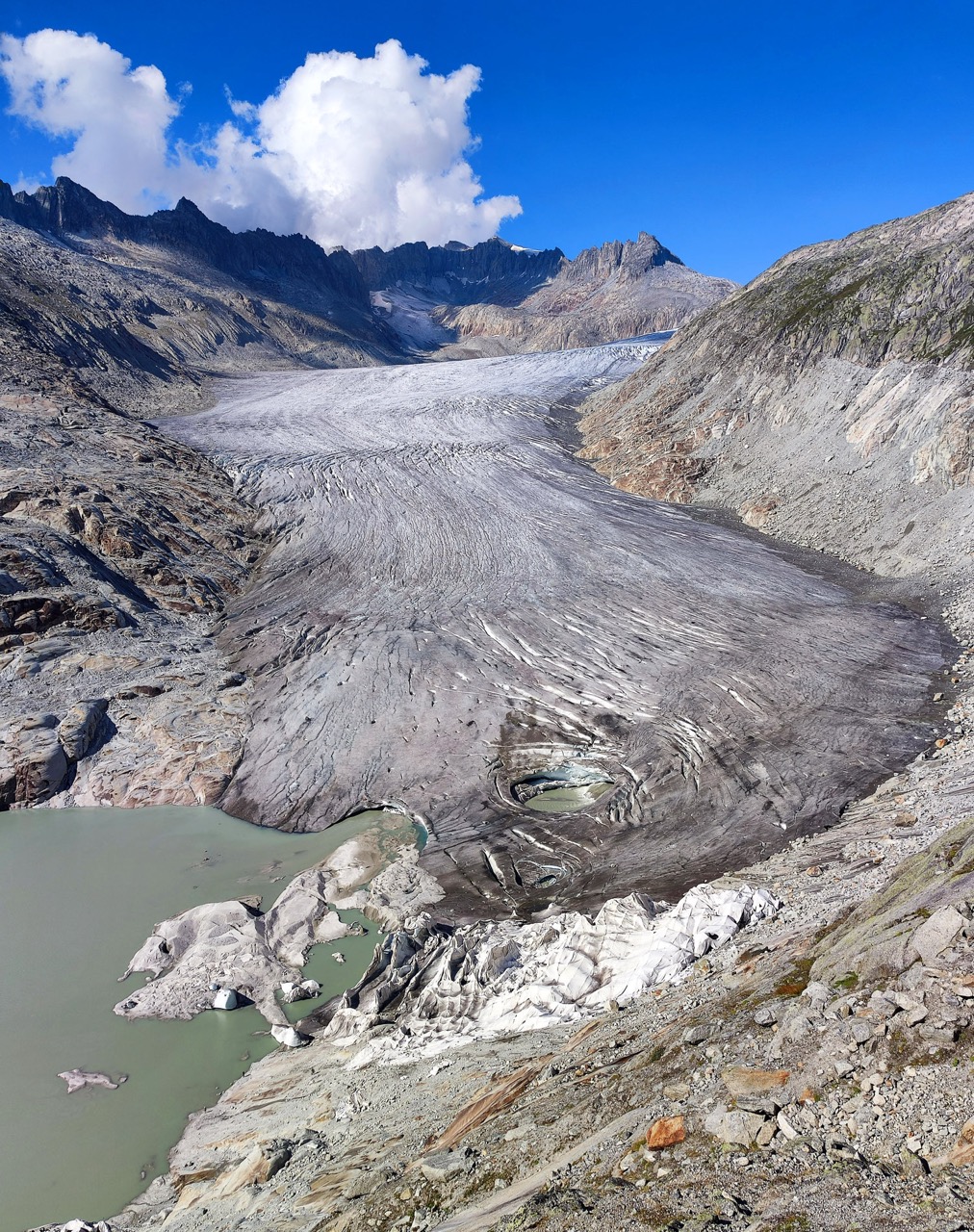 Die Zunge des Rhonegletscher (VS) bricht in sich zusammen. Die künstliche Gletscherabdeckung kann dies nicht verhindern. (Foto: M. Huss)