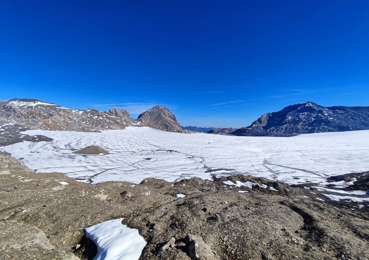Die Umgebung der gewaltigen Gletscherfläche der Plaine Morte (BE) wird immer mehr zu einem Geröllfeld. (Foto: M. Huss)