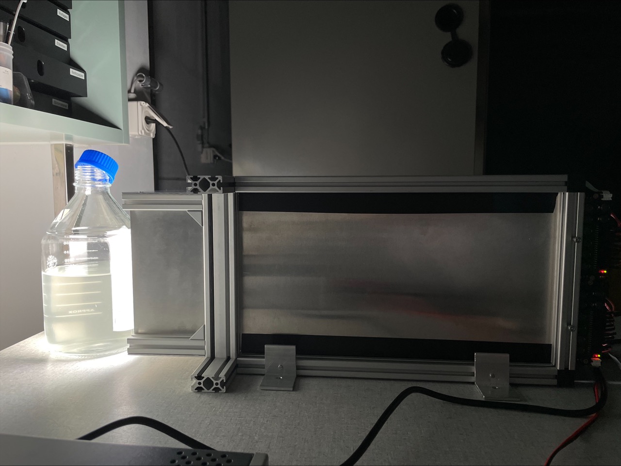 ENVILAB set-up depicting the light source (right) and phytoplankton specie (left) (Image: Jael Mencke).